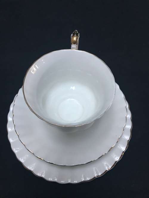 WOW !!! *********LOW R1 START *********ROYAL ALBERT VAL D'or TEA TRIO