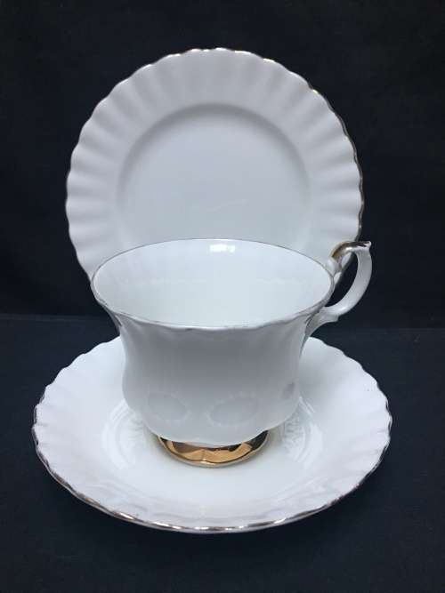 WOW !!! *********LOW R1 START *********ROYAL ALBERT VAL D'or TEA TRIO