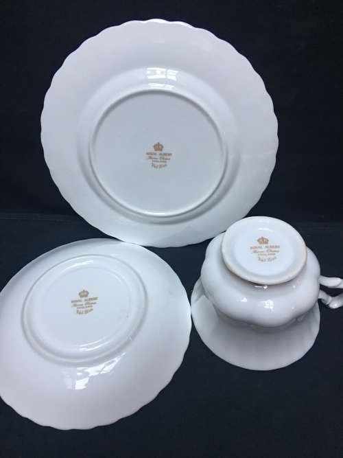 WOW !!! *********LOW R1 START *********ROYAL ALBERT VAL D'or TEA TRIO
