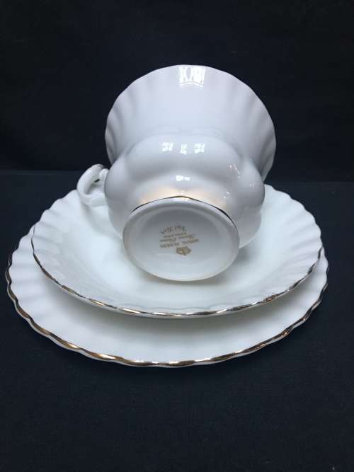 WOW !!! *********LOW R1 START *********ROYAL ALBERT VAL D'or TEA TRIO