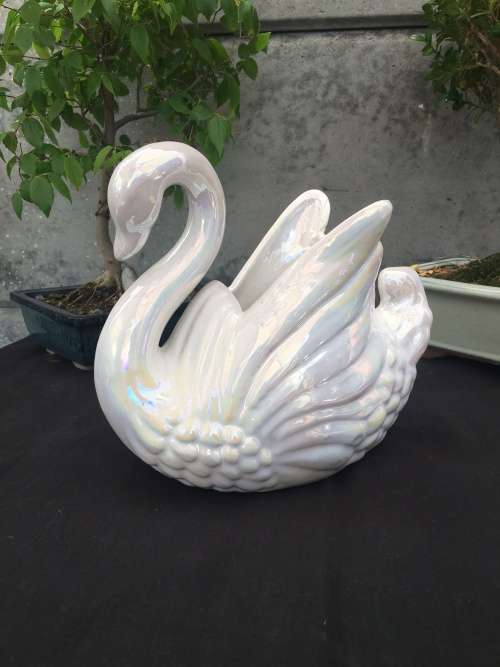 WOW !!! STUNNING LARGE CERAMIC MOTHER OF PEARL FINISH DECORATIVE SWAN / VASE