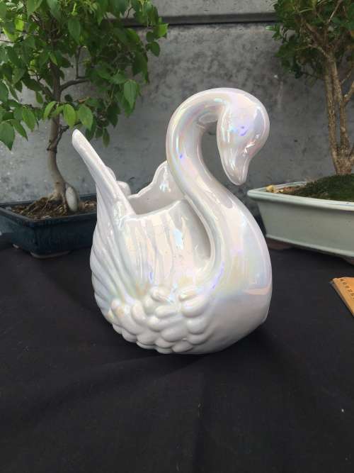 WOW !!! STUNNING LARGE CERAMIC MOTHER OF PEARL FINISH DECORATIVE SWAN / VASE