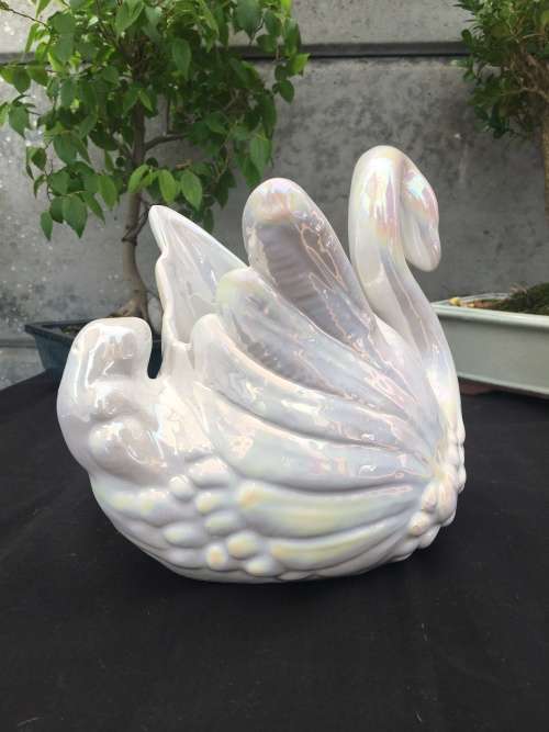 WOW !!! STUNNING LARGE CERAMIC MOTHER OF PEARL FINISH DECORATIVE SWAN / VASE
