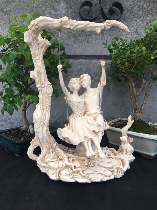 WOW !!! STUNNING LARGE RESIN FAIRYTALE STYLE ORNAMENT OF COURTING SWEETHEARTS SWINGING IN A TREE