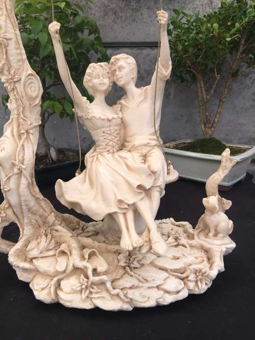 WOW !!! STUNNING LARGE RESIN FAIRYTALE STYLE ORNAMENT OF COURTING SWEETHEARTS SWINGING IN A TREE