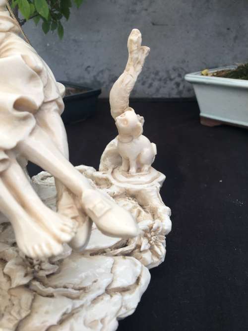 WOW !!! STUNNING LARGE RESIN FAIRYTALE STYLE ORNAMENT OF COURTING SWEETHEARTS SWINGING IN A TREE