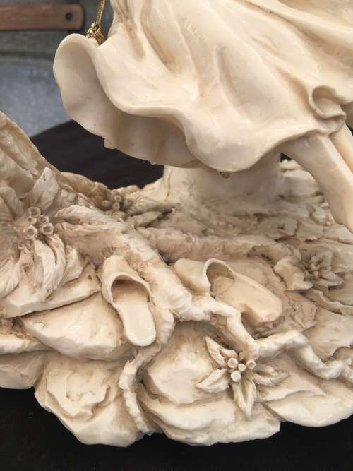 WOW !!! STUNNING LARGE RESIN FAIRYTALE STYLE ORNAMENT OF COURTING SWEETHEARTS SWINGING IN A TREE