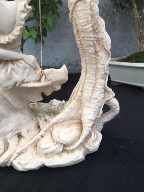 WOW !!! STUNNING LARGE RESIN FAIRYTALE STYLE ORNAMENT OF COURTING SWEETHEARTS SWINGING IN A TREE