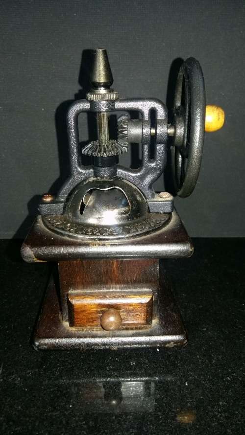 Beautiful Vintage Wooden Pepper Mill/Grinder