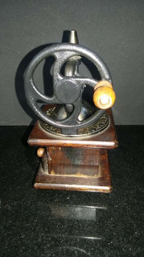 Beautiful Vintage Wooden Pepper Mill/Grinder