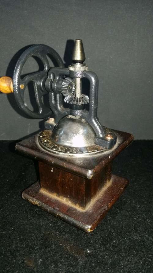 Beautiful Vintage Wooden Pepper Mill/Grinder