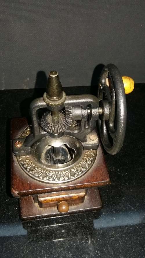 Beautiful Vintage Wooden Pepper Mill/Grinder