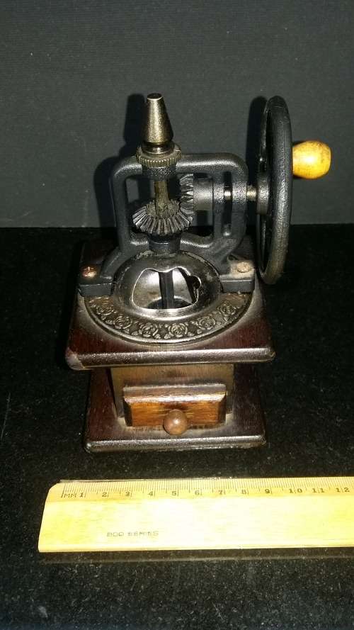 Beautiful Vintage Wooden Pepper Mill/Grinder