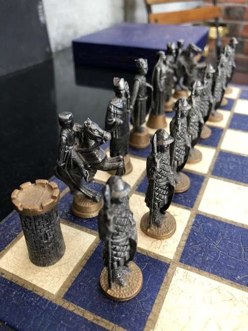 WOW !!! FANTASTIC VINTAGE CAST LEAD CRUSADES THEMED CHESS SET WITH A MATCHING WOODEN CHESS BOARD