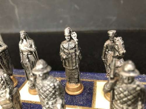 WOW !!! FANTASTIC VINTAGE CAST LEAD CRUSADES THEMED CHESS SET WITH A MATCHING WOODEN CHESS BOARD