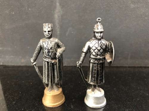 WOW !!! FANTASTIC VINTAGE CAST LEAD CRUSADES THEMED CHESS SET WITH A MATCHING WOODEN CHESS BOARD