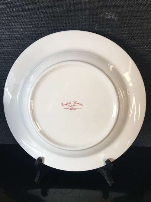 Stunning Vintage Red & White English Garden Made in China Large Porcelain Plate 27 cm