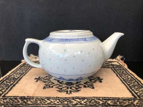 Beautiful Vintage Jingdezhen Porcelain Blue & White Rice Design Tea Pot & Flat Lid, 1lt