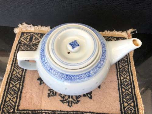 Beautiful Vintage Jingdezhen Porcelain Blue & White Rice Design Tea Pot & Flat Lid, 1lt