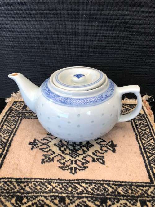 Beautiful Vintage Jingdezhen Porcelain Blue & White Rice Design Tea Pot & Flat Lid, 1lt