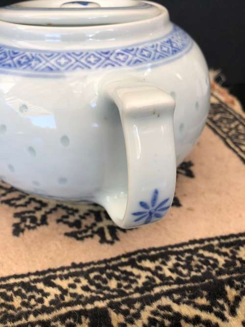 Beautiful Vintage Jingdezhen Porcelain Blue & White Rice Design Tea Pot & Flat Lid, 1lt