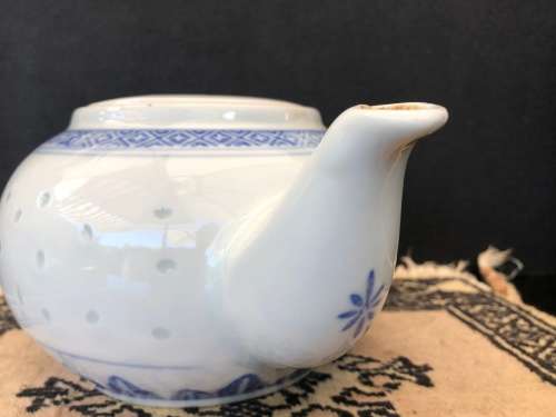 Beautiful Vintage Jingdezhen Porcelain Blue & White Rice Design Tea Pot & Flat Lid, 1lt