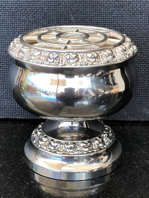 WOW !!! SMALL EMBOSSED VINTAGE LANTHE SILVER PLATED TABLE CENTRE DISPLAY ROSE BOWL WITH MARKINGS