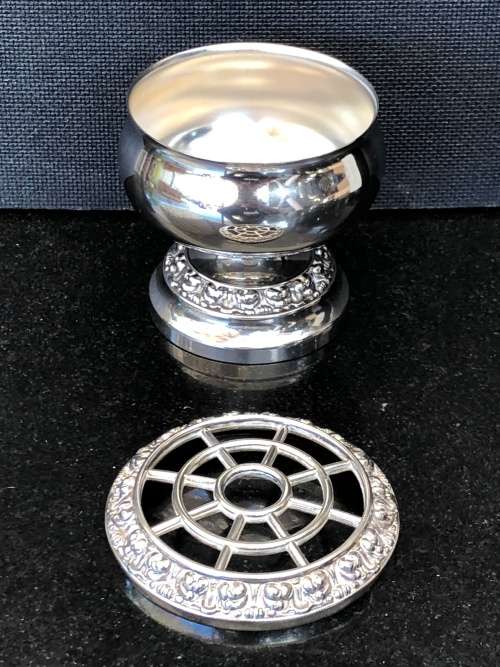 WOW !!! SMALL EMBOSSED VINTAGE LANTHE SILVER PLATED TABLE CENTRE DISPLAY ROSE BOWL WITH MARKINGS