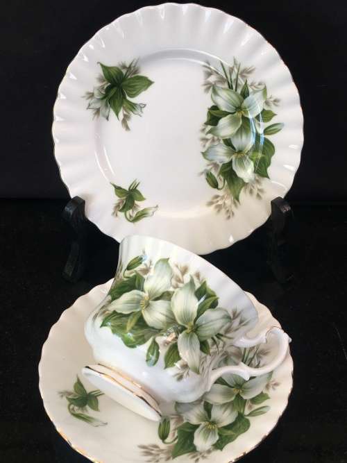 Absolutely Beautiful  Royal Albert Bone China "Trillium" Green & Gold Gilt Trio, Like New