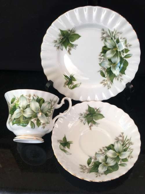 Absolutely Beautiful  Royal Albert Bone China "Trillium" Green & Gold Gilt Trio, Like New