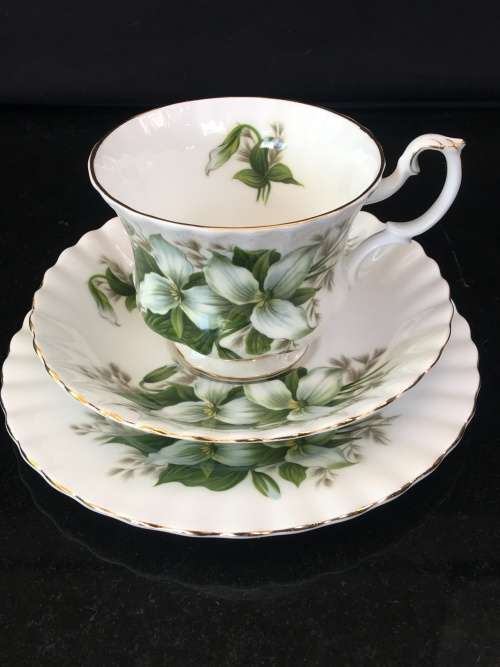 Absolutely Beautiful  Royal Albert Bone China "Trillium" Green & Gold Gilt Trio, Like New