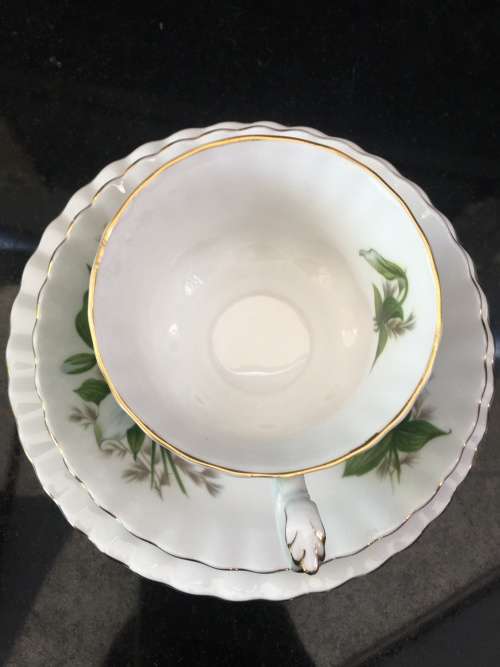 Absolutely Beautiful  Royal Albert Bone China "Trillium" Green & Gold Gilt Trio, Like New