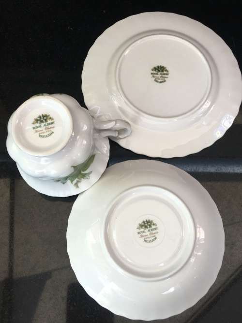 Absolutely Beautiful  Royal Albert Bone China "Trillium" Green & Gold Gilt Trio, Like New