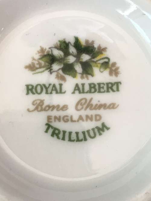 Absolutely Beautiful  Royal Albert Bone China "Trillium" Green & Gold Gilt Trio, Like New