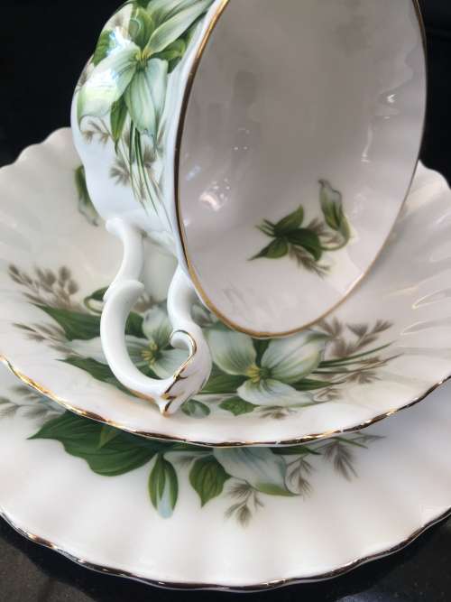 Absolutely Beautiful  Royal Albert Bone China "Trillium" Green & Gold Gilt Trio, Like New