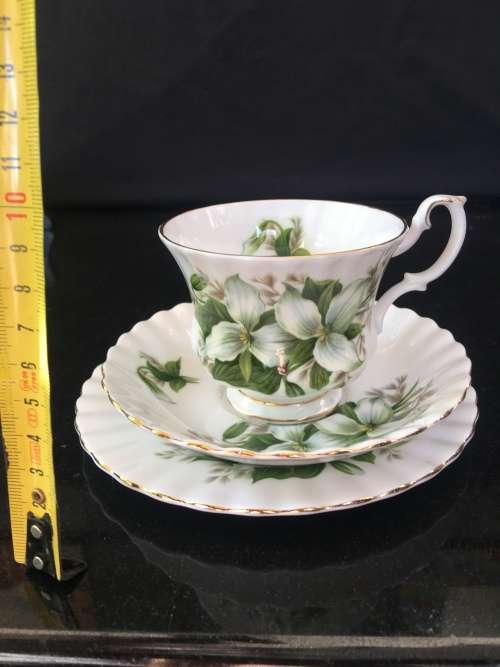 Absolutely Beautiful  Royal Albert Bone China "Trillium" Green & Gold Gilt Trio, Like New