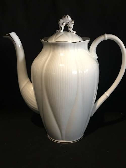 Collectors Ultra Ultra Rare Discontinued c1967 - 1979s  Royal Albert Coronet Coffee Pot. Mint.