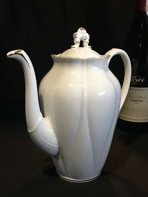 Collectors Ultra Ultra Rare Discontinued c1967 - 1979s  Royal Albert Coronet Coffee Pot. Mint.