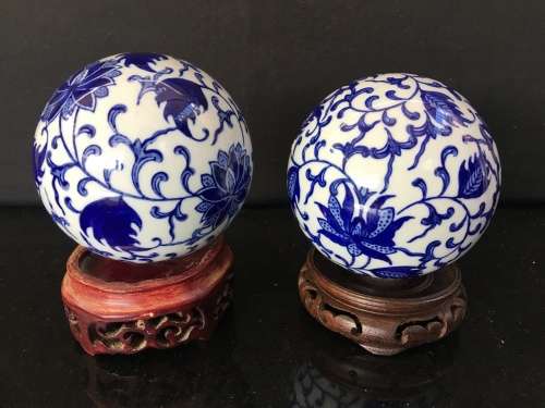 set of 2 Beautiful Blue & White Ming Style Chinese Hand Painted Porcelain Large Balls