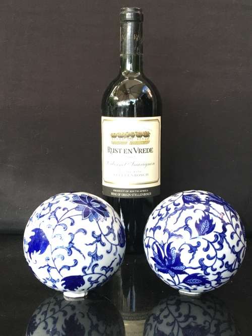 set of 2 Beautiful Blue & White Ming Style Chinese Hand Painted Porcelain Large Balls