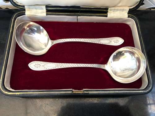ANTIQUE BOXED PAIR OF SHEFFIELD SOLID STERLING SILVER LADLES (COOPER BROTHERS 1916) WEIGHS 109.73g