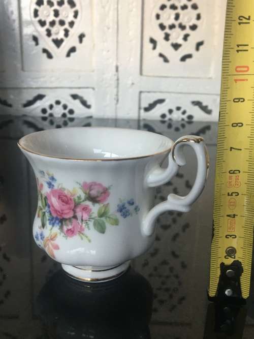 2 Beautiful Royal Albert Moss Rose Tea Cups in Excellent condition.