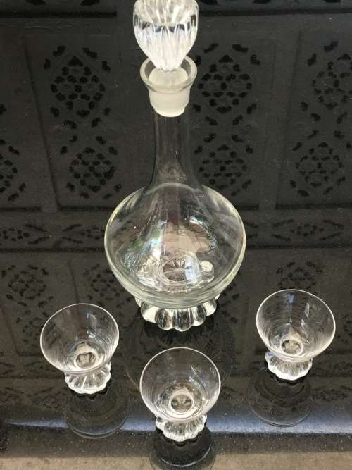 Beautiful Vintage Bubble Footed Glass Sherry Decanter & 3 matching shot glasses.