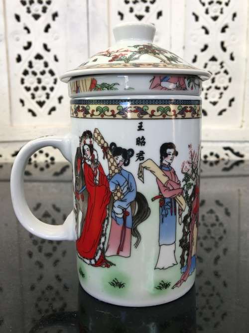 Beautiful 3 Piece Chinese Porcelain Mug with Porcelain Strainer And Lid