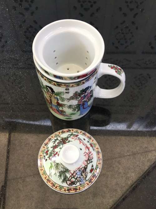 Beautiful 3 Piece Chinese Porcelain Mug with Porcelain Strainer And Lid