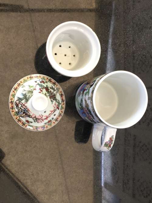 Beautiful 3 Piece Chinese Porcelain Mug with Porcelain Strainer And Lid