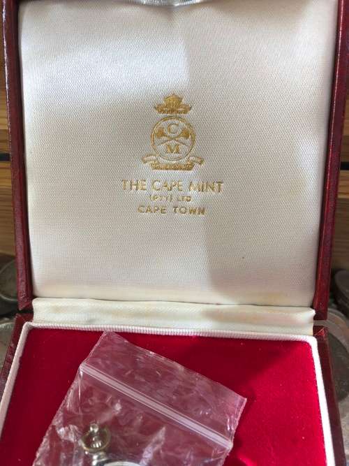 WOW !!! MASSIVE COLLECTION OF WORLD COINS WITH SOME COIN CASES - OVER 2000 COINS