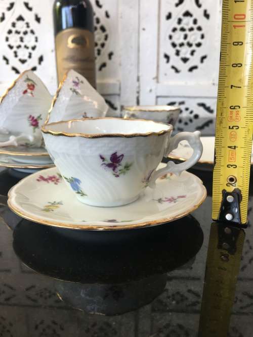 Set of 4 Delightful Old Italian Richard Ginori Designer of Fine China Petite Cups & Saucer. Mint