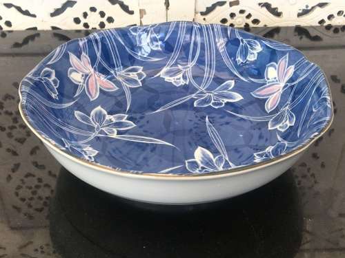Beautiful Old Japanese Toho Minoyaki Blue Ground Hand Painted under high Gloss Scalloped Salad Bowl