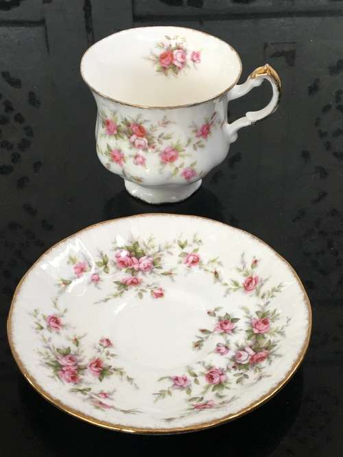 Delightful Vintage Paragon "Victoriana Rose"By Appointment to Her Majesty The Queen.Tea Cup & Saucer